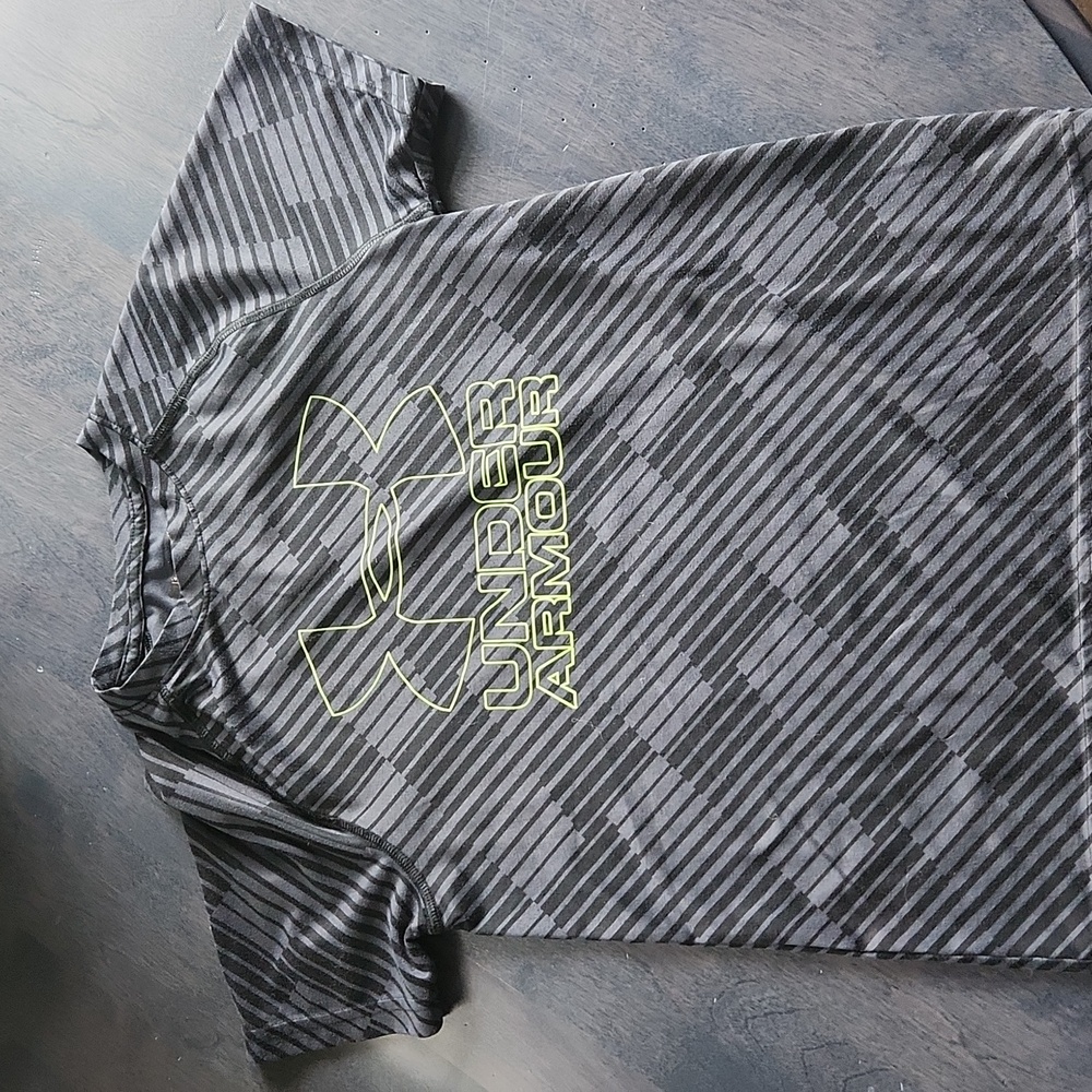Boys under Amour jersey
